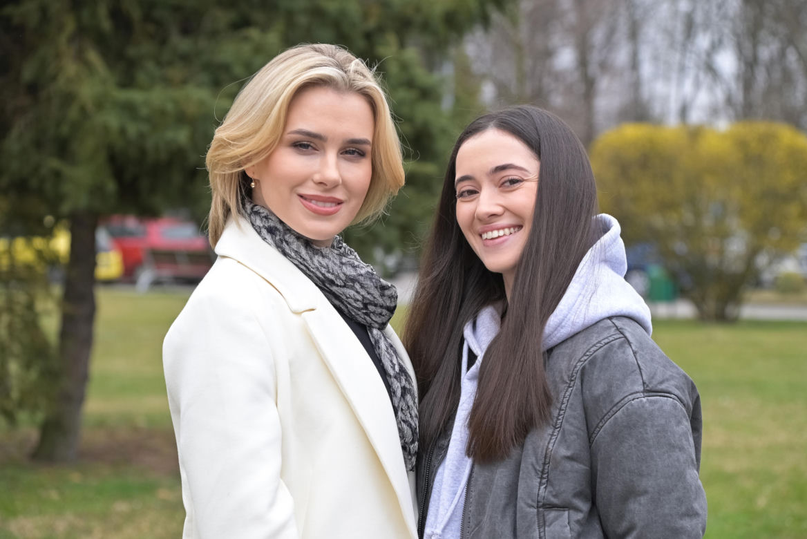 Pierwsza miłość odc. 4002. Milena / Angelika (Patrycja Franczak), jej matka Eliza (Anna Maria Sieklucka)