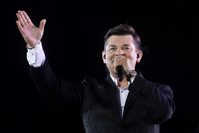 Tak Zenon Martyniuk zmieniał się przez lata. Na początku kariery nosił zupełnie inną fryzurę