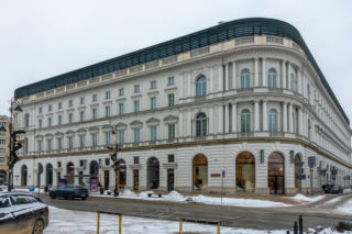Hotel Europejski działa obecnie pod nazwą Raffles Europejski Warsaw