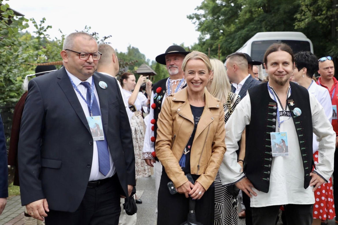 Rozpoczął się 60. jubileuszowy Tydzień Kultury Beskidzkiej. Przyjechało 20 zespołów z całego świata ZDJĘCIA, PROGRAM