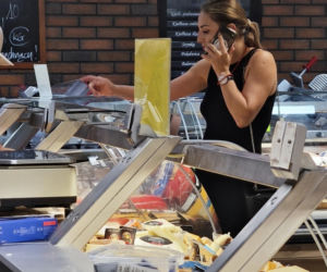 Posłanka Gajewska jadła sushi i robiła paznokcie