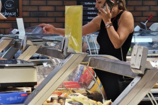 Posłanka Gajewska jadła sushi i robiła paznokcie