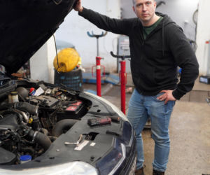 Uzbrojeni funkcjonariusze wtargnęli o świcie. YouTuber skuty przy płaczących dzieciach