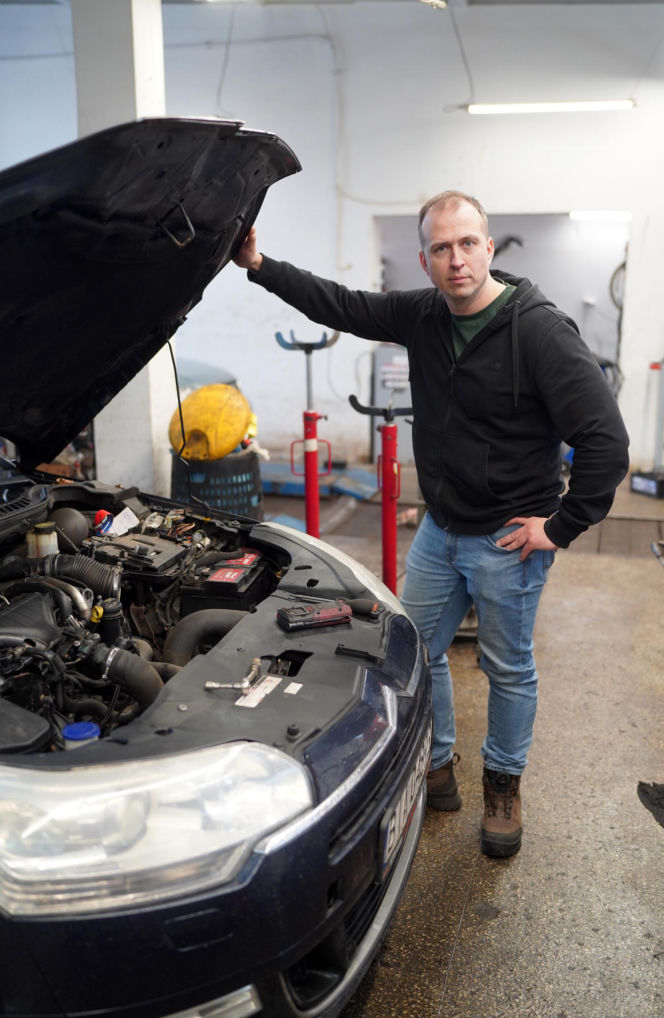 Uzbrojeni funkcjonariusze wtargnęli o świcie. YouTuber skuty przy płaczących dzieciach