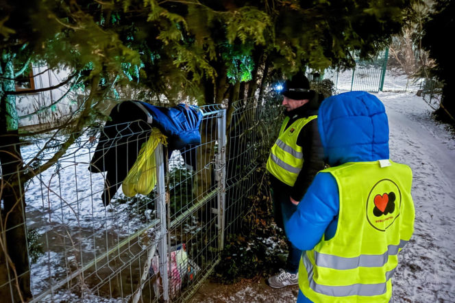 Streetworking przy -18 stopni Celsjusza. Artur i Dorota z organizacji Serca Torunia nie zamierzają się poddać