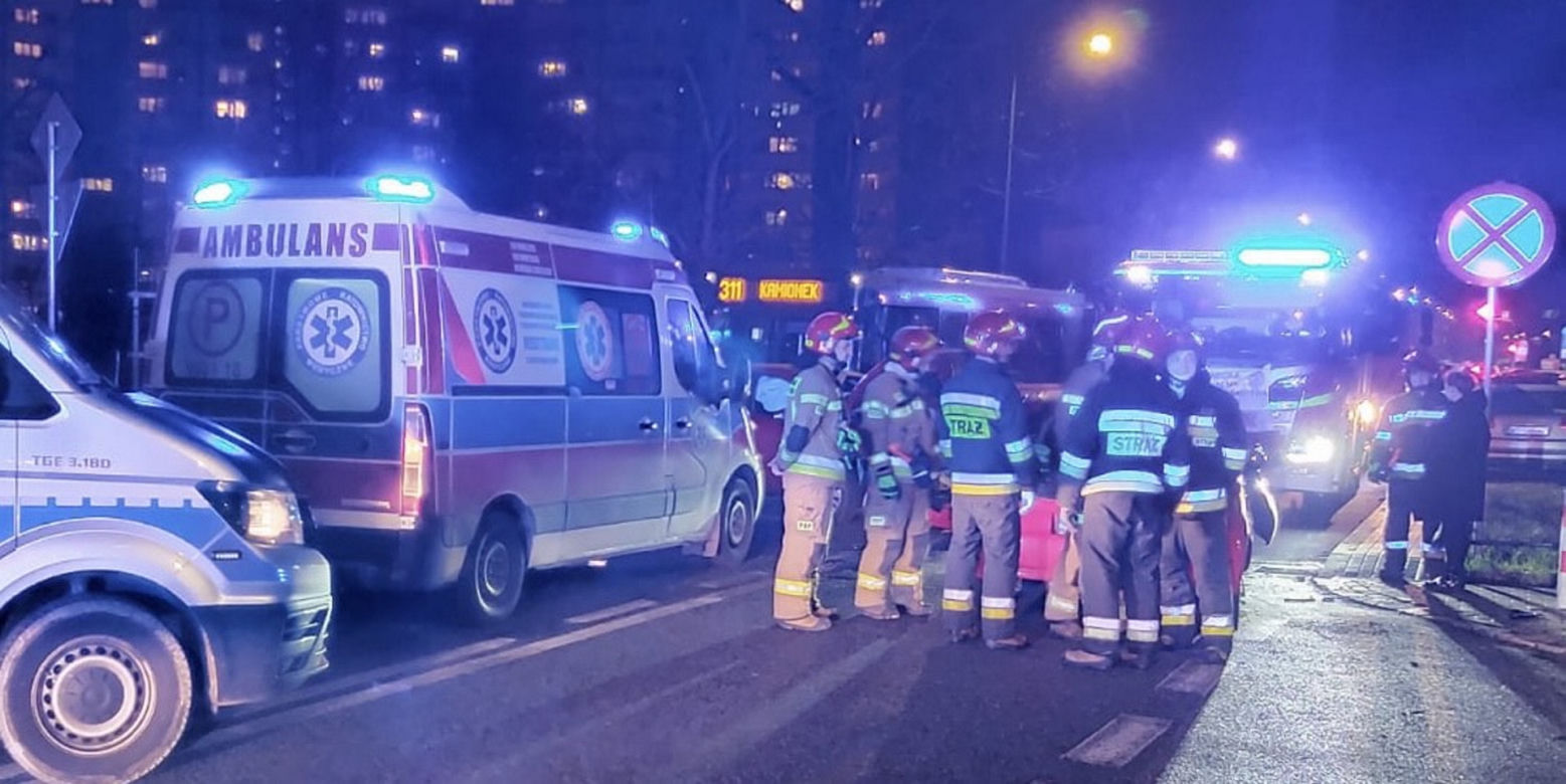 Potworny wypadek na Pradze. Zderzyły się dwie toyoty, kobieta i dwoje dzieci w szpitalu