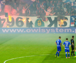 Chorzów: Zadyma na stadionie Ruchu. Kibole odpalili race i wdarli się na murawę [GALERIA]