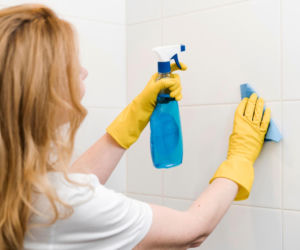 Domowy sposób na lśniące płytki w łazience. Ten tani produkt z kuchni czyni cuda