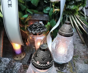Tragedia w Salisbury. Zamordowane kobiety pochowane w Tarnowie. Grobu nie widać spod kwiatów
