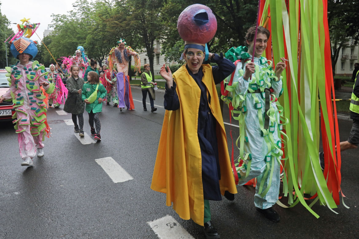 Rozpoczęto 10. edycję Festiwalu LALKANIELALKA. Kolorowa parada na ulicach miasta [ZDJĘCIA]