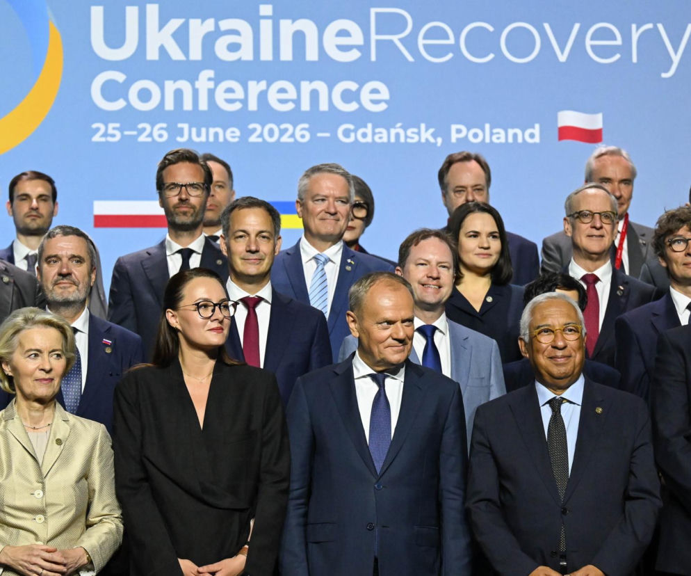 Politycy i urzędnicy, w tym Donald Tusk, Ursula von der Leyen, Julia Swyrydenko i António Costa, podczas Konferencji na rzecz Odbudowy Ukrainy w Gdańsku. Na naszym portalu możesz przeczytać o przebiegu konferencji i mocnych słowach Donalda Tuska.