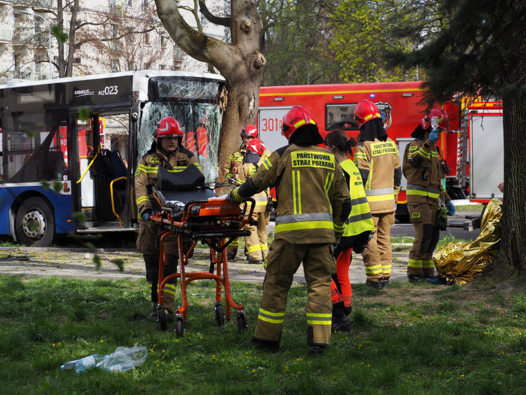 Autobus miejski wbił się w drzewo! Kilkanaście osób rannych