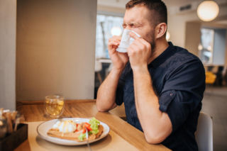 Masz katar po jedzeniu? Wystarczy mała zmiana, by oszukać receptory i poczuć ulgę