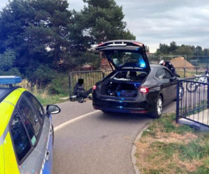 Policjanci z Rybnika skuli w kajdanki 14-latka! Leżał na glebie, twarzą do chodnika. Winna głupota rodziców