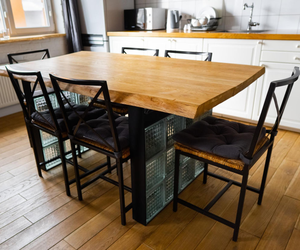 Solidny i ponadczasowy mebel. Ile kosztuje dębowy stół na zamówienie?