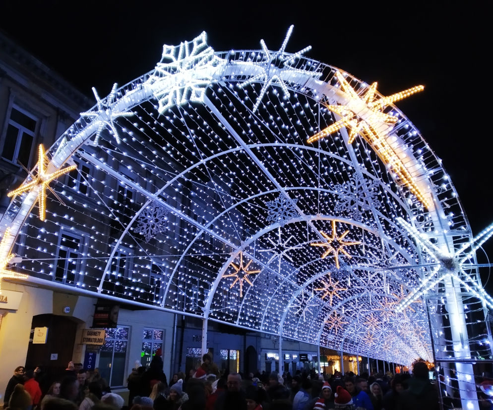 Tunel świetlny, bombki i świąteczny pociąg. Jutro rozbłyśnie świąteczna iluminacja w Radomiu 