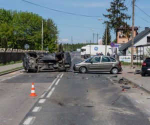 Ostrów Mazowiecka. KOSZMARNY wypadek! Nie żyją dwie osoby, ranne dzieci. Szukają sprawcy!