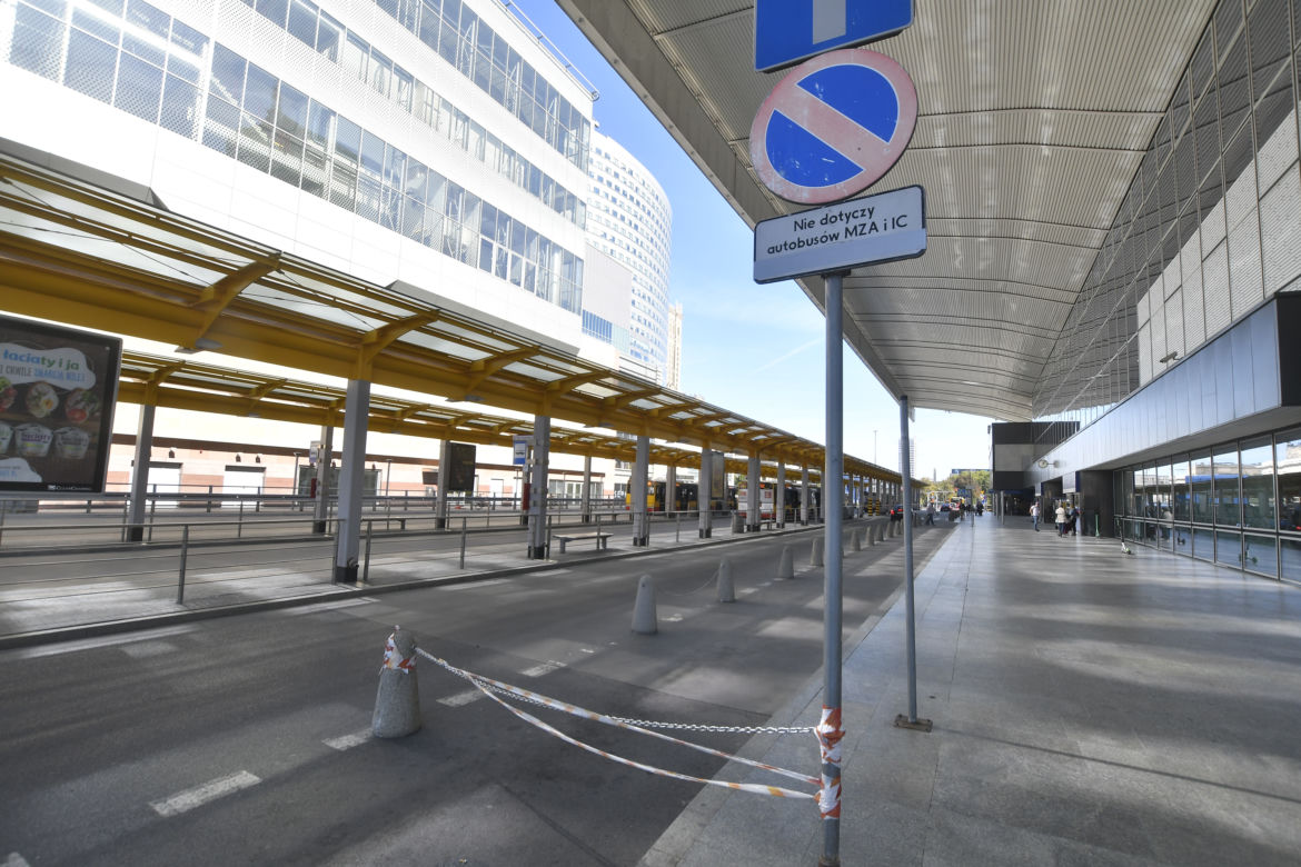 Taksówkarze wyrzuceni spod centralnego. Miejsca parkingowe stoją puste