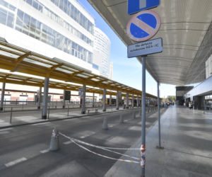 Taksówkarze wyrzuceni spod centralnego. Miejsca parkingowe stoją puste