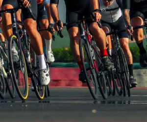 Uciekał na kradzionym rowerze trasą wyścigu i wyprzedził peleton! Sceny jak z filmu