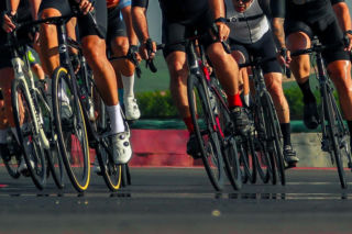Uciekał na kradzionym rowerze trasą wyścigu i wyprzedził peleton! Sceny jak z filmu