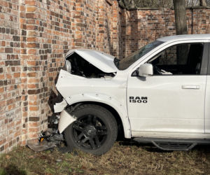 Wjechał w mur na Powązkach i uciekł. Kierowca poszukiwany 