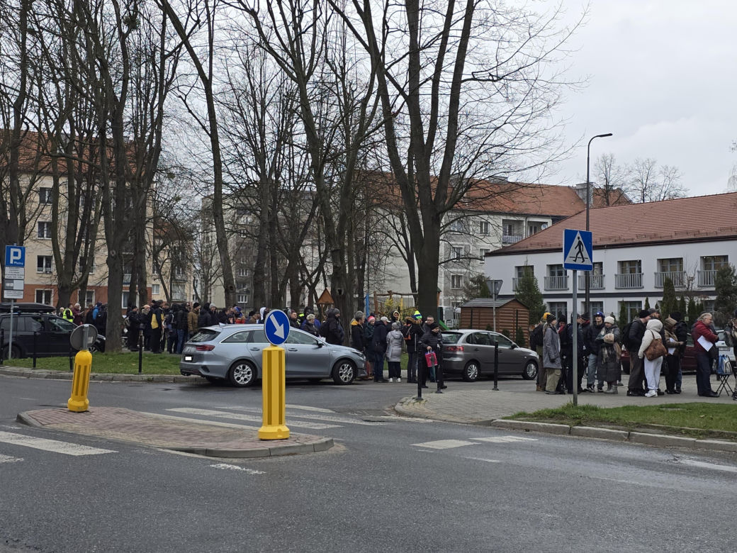 Kilkaset ludzi czeka przed wejściem do punktu obsługi grantobiorców w Tychach