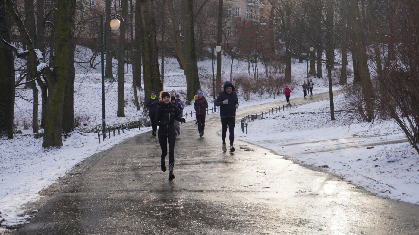 Parkrun w stolicy woj. lubelskiego. Pierwsza sobota 2025 roku na sportowo w Ogrodzie Saskim w Lublinie. Zdjęcia