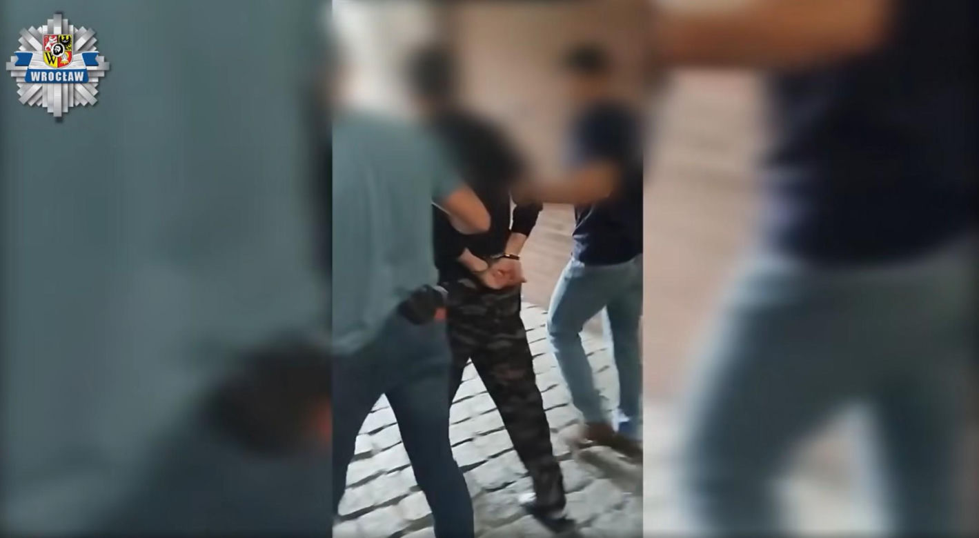 Atak nożem w Rossmannie we Wrocławiu. Ochroniarz został ciężko ranny