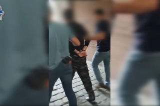 Atak nożem w Rossmannie we Wrocławiu. Ochroniarz został ciężko ranny
