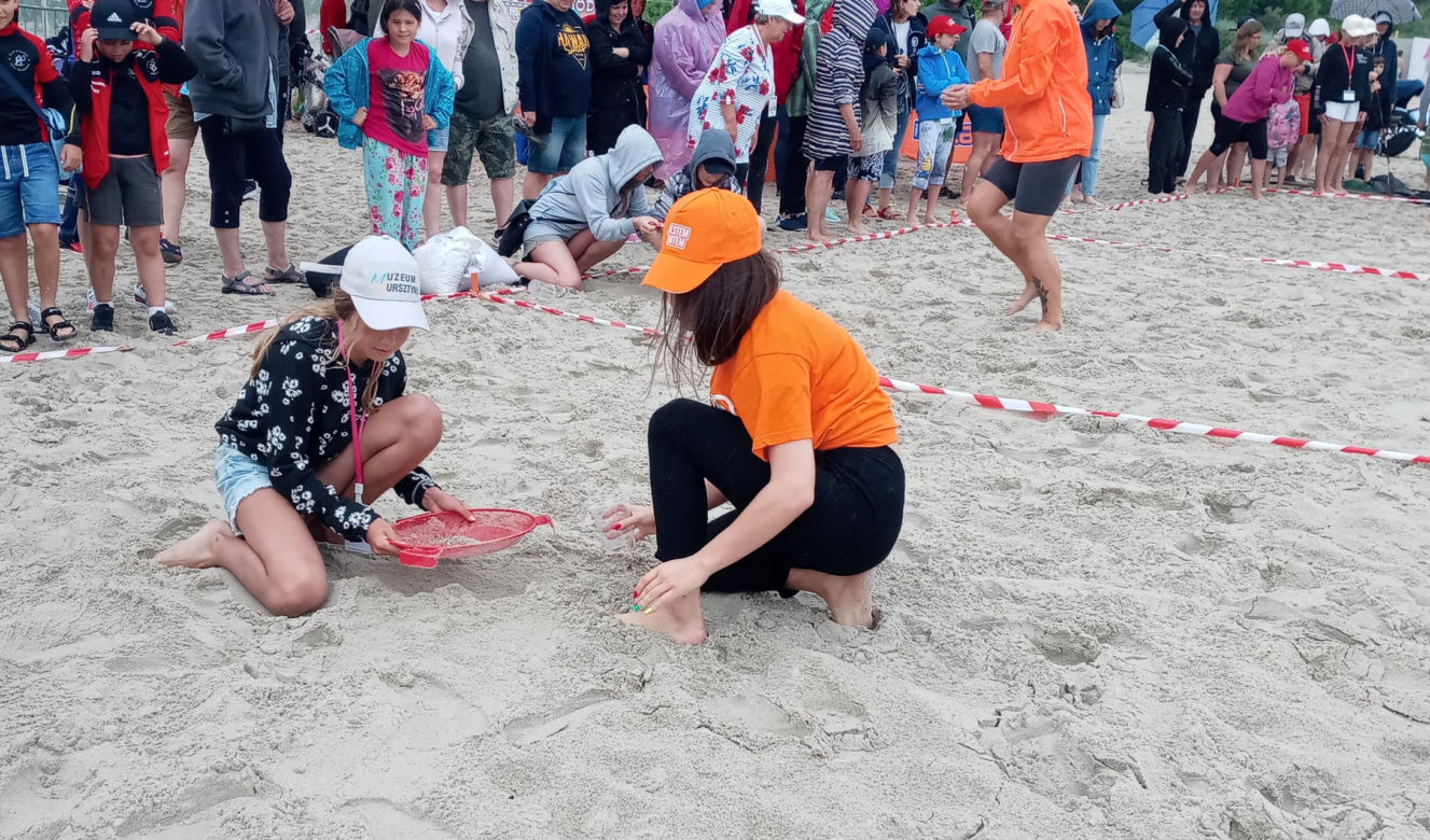 Ekipa Eska Summer City odwiedziła Kołobrzegi i wzięła udział w zawodach w poławianiu i przesiewaniu bursztynu