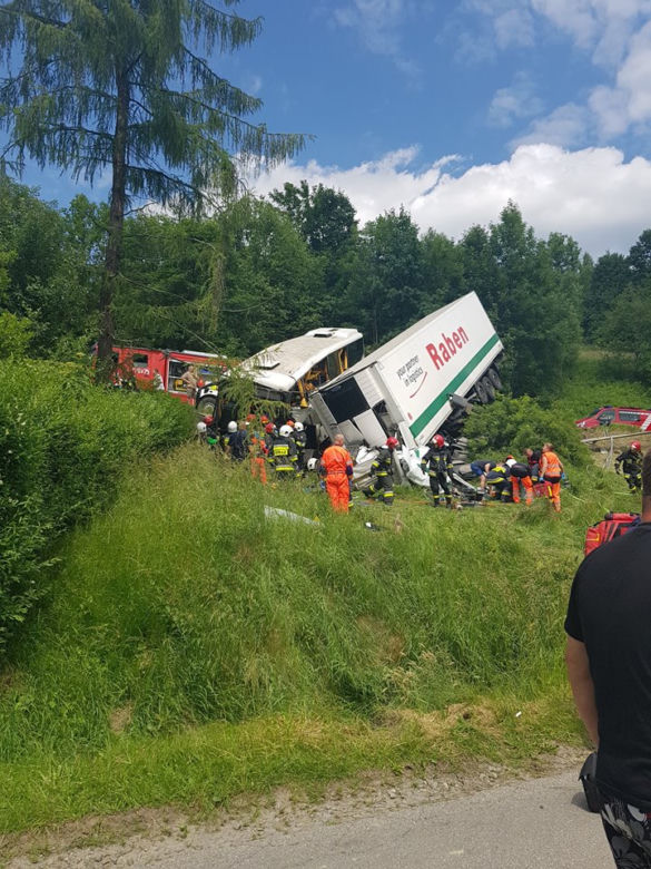 Na Zakopiance autokar zderzył się z ciężarówką. Wśród rannych są dzieci