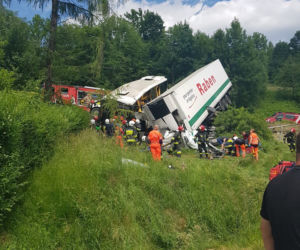 Na Zakopiance autokar zderzył się z ciężarówką. Wśród rannych są dzieci