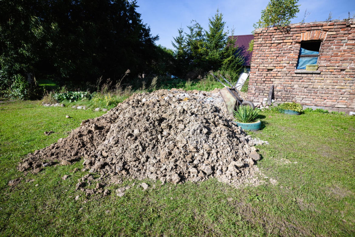 Makabryczna zbrodnia w Czernikach. Przed domem grozy płoną trzy znicze