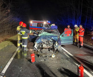 Groźny wypadek pod Gorzowem. Skoda wbiła się w ciągnik leśny