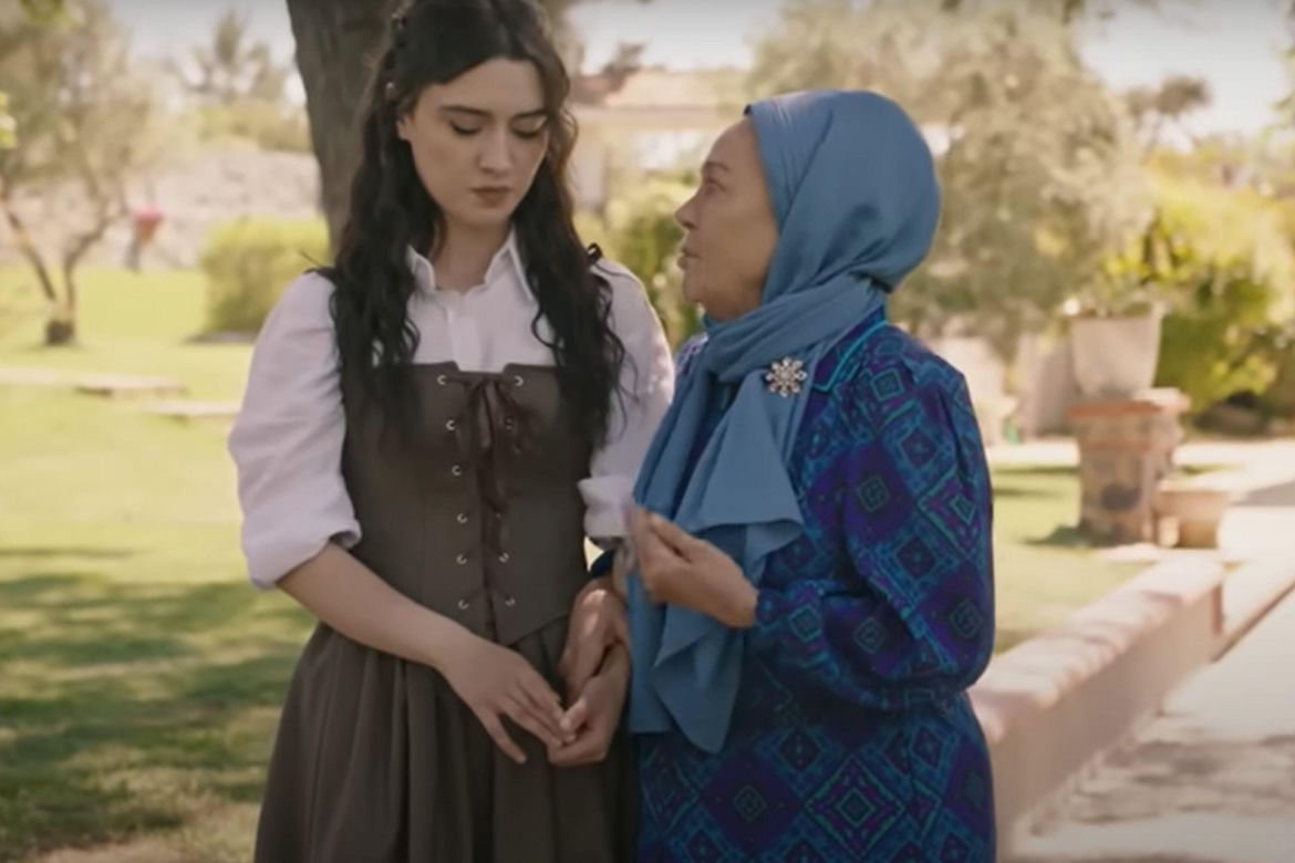 Zeynep wciąż gra przed babcią Zumrut, że ona i Halil są narzeczeństwem 