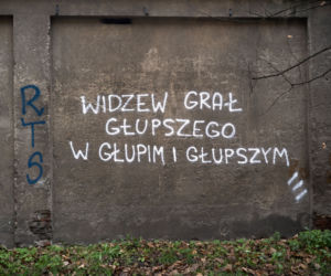 Widzew nosi czapkę z dupki od chleba, a ŁKS je komary... Derby Łodzi na murach