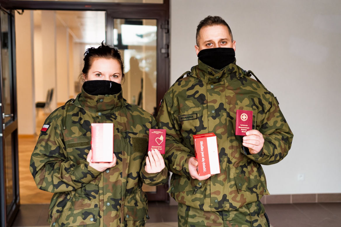 Łódzcy terytorialsi honorowo oddają krew i namawiają do tego innych: "To naprawdę nie boli!"