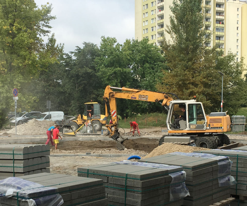 Prace budowlane układanie nawierzchni plac budowy koparka