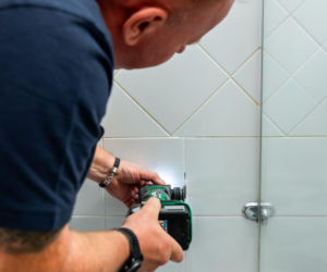 Jak poprawnie usunąć starą fugę i silikon oraz nałożyć nowy? Murator Remontuje