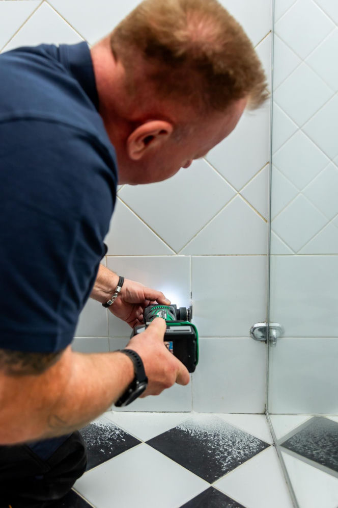 Jak poprawnie usunąć starą fugę i silikon oraz nałożyć nowy? Murator Remontuje