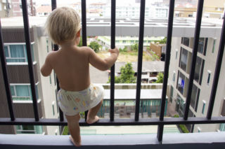 Dziecko wyrzucało zabawki przez balkon. Mama zignorowała sprawę, więc sąsiad wezwał policję