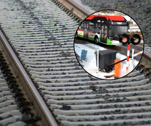 Nie przeszkodziły migające światła. Niebezpieczny incydent na przejeździe kolejowym