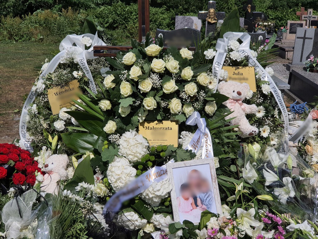 Aniołki spoczęły w grobach przy mamusiach. Morze kwiatów na cmentarzu w Brzozowie