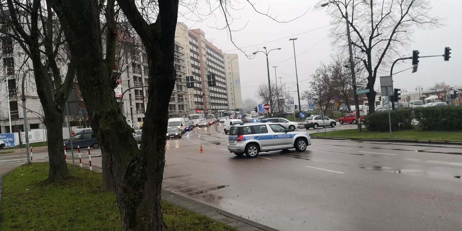 Wypadek radiowozu na Bohaterów Monte Cassino. Policjant i strażnik miejski w szpitalu  