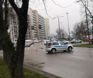 Wypadek radiowozu na Bohaterów Monte Cassino. Policjant i strażnik miejski w szpitalu  