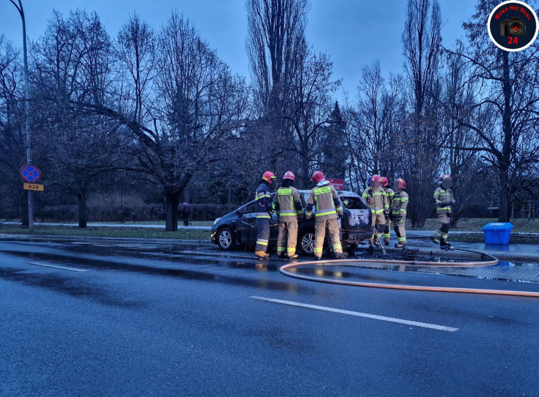 Toyota nagle stanęła w ogniu. W środku rodzina z dziećmi!