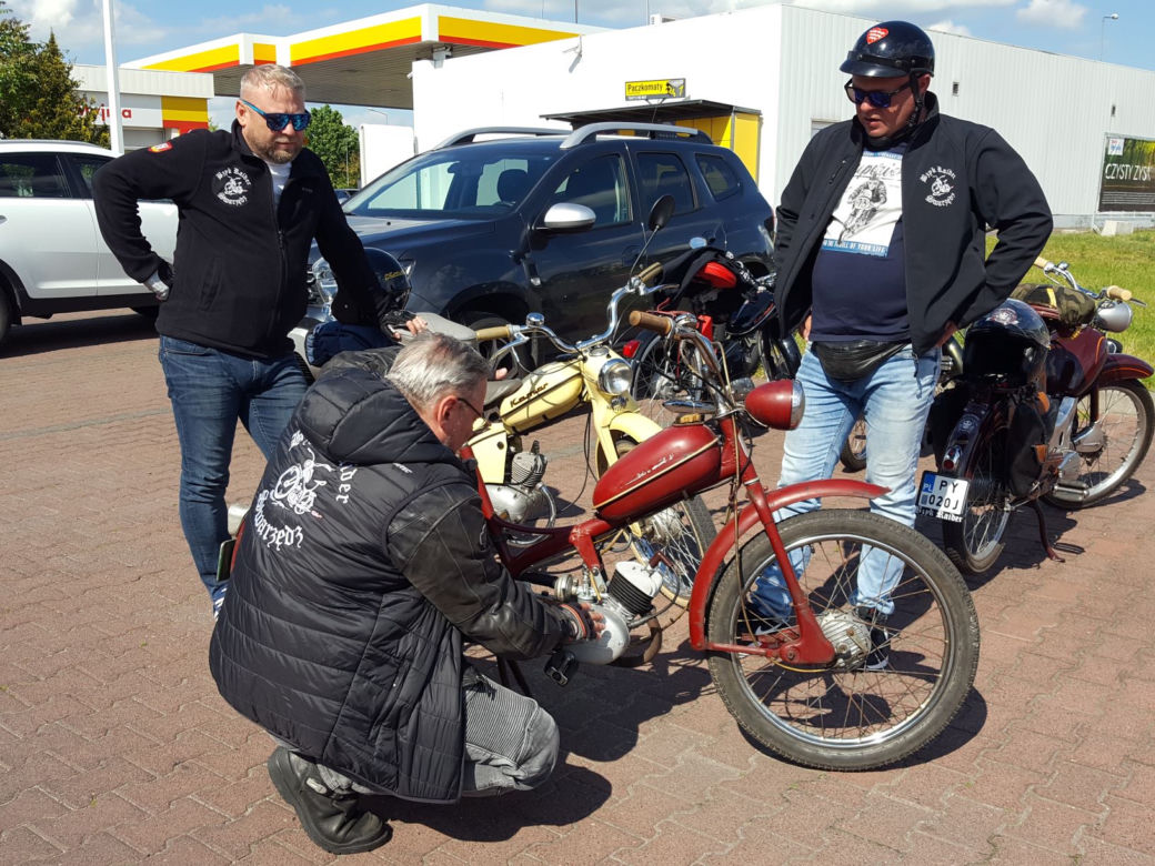 Fani starych polskich motorowerów z Bzyk Raider ze Swarzędza zrobili sobie postój w Lesznie