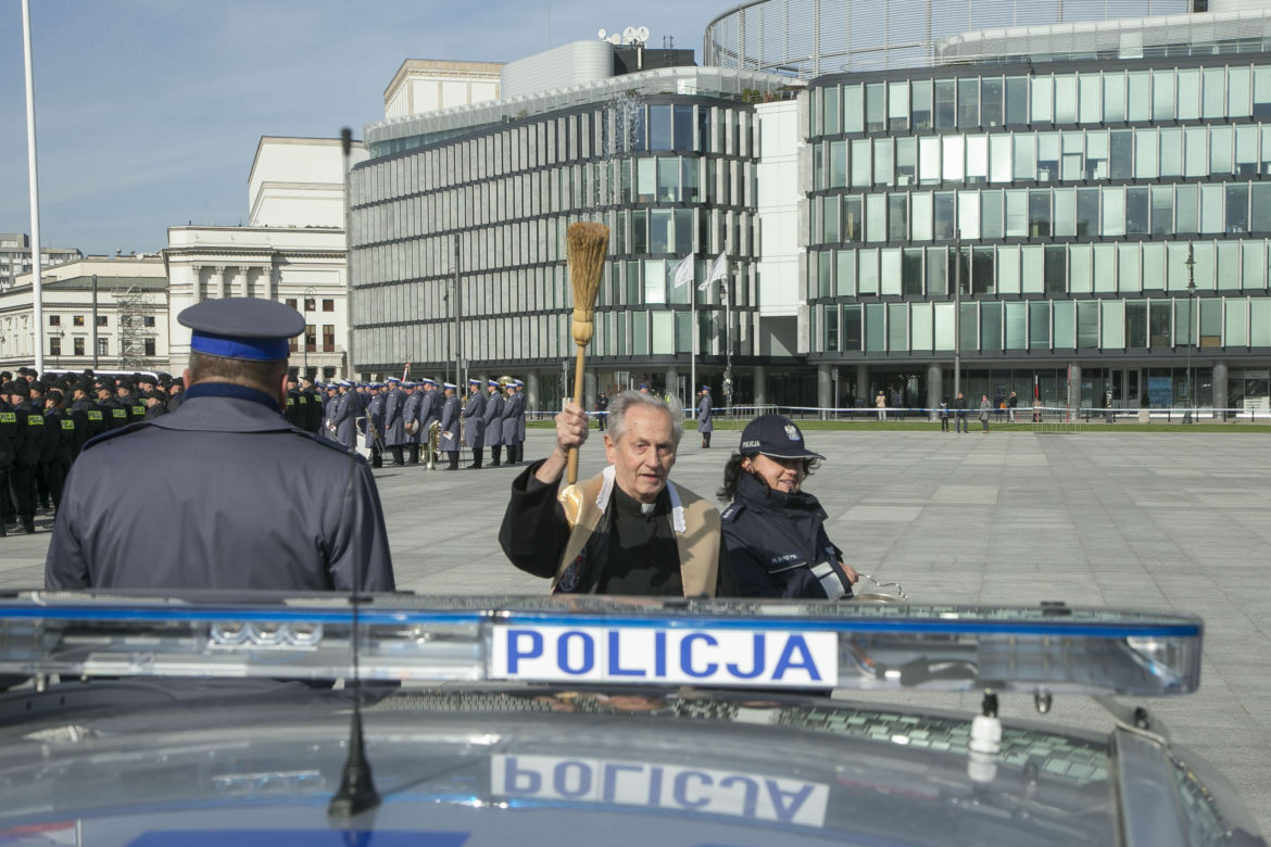 POLICJA DOSTAŁA POŚWIĘCONE RADIOWOZY.