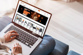 Domowe seanse zamiast sali kinowej – blisko 30% Polaków inwestuje w rozrywkę w domu, a ponad połowa planuje zakup elektroniki na Black Week